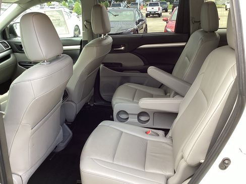 Used 2019 Toyota Highlander XLE FWD image 14
