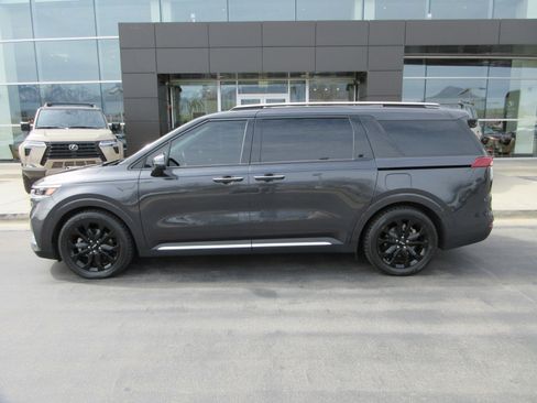 Used 2022 Kia Carnival SX Prestige image 3