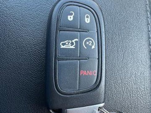 Used 2019 Jeep Cherokee Latitude Plus w/ Comfort/Convenience Group AWD/4WD image 40