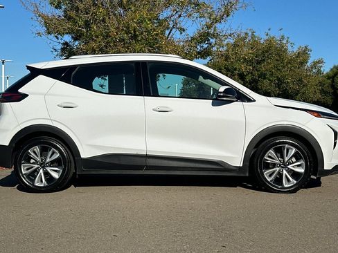 Used 2022 Chevrolet Bolt EUV LT w/ Convenience Package FWD image 3
