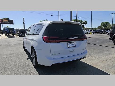Used 2024 Chrysler Pacifica Limited FWD image 32