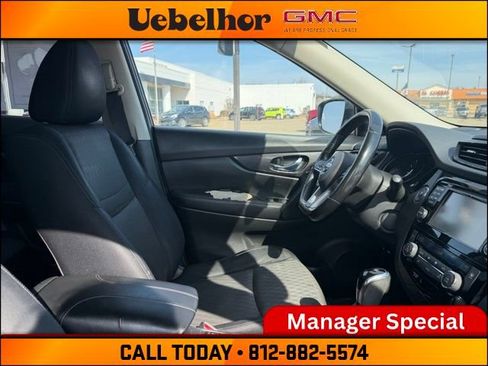 Used 2017 Nissan Rogue SV w/ SV Premium Package image 2