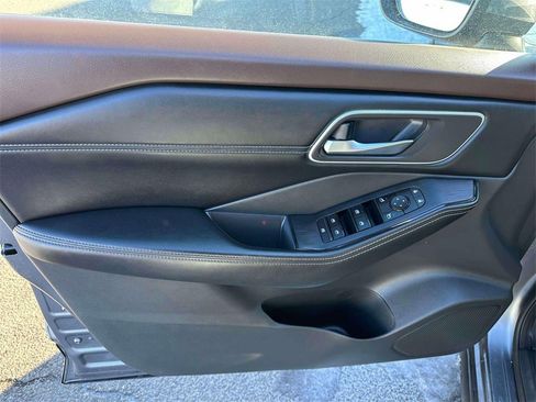 Used 2021 Nissan Rogue SV w/ Premium Package image 16