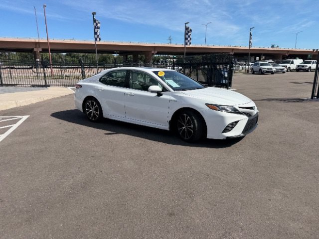 Used 2020 Toyota Camry SE w/ Sunroof Package FWD image 22