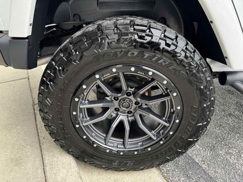 Used 2016 Jeep Wrangler Unlimited Sahara image 31