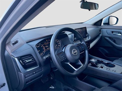 Used 2022 Nissan Rogue SV image 8