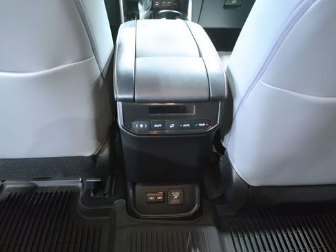 Used 2023 Toyota Highlander Bronze Edition image 13