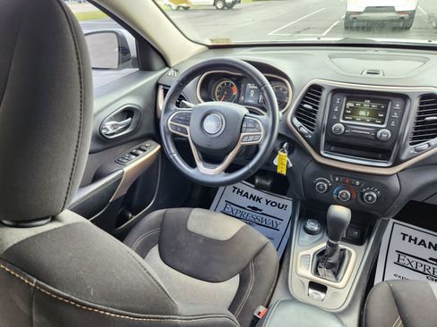 Used 2018 Jeep Cherokee Latitude w/ Altitude Package image 14