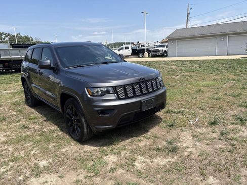 Used 2019 Jeep Grand Cherokee Altitude AWD/4WD image 3
