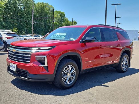 Used 2024 Chevrolet Traverse LT FWD image 3