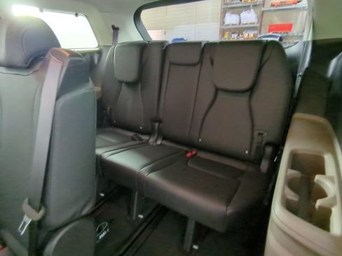 Used 2025 Kia Carnival EX FWD image 32