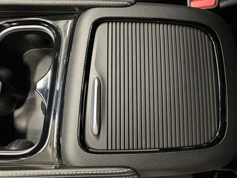 Used 2023 Chrysler Pacifica Limited w/ Uconnect Theater Family Group FWD image 20