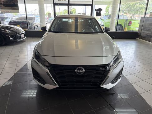 Used 2024 Nissan Altima 2.5 SV FWD image 3