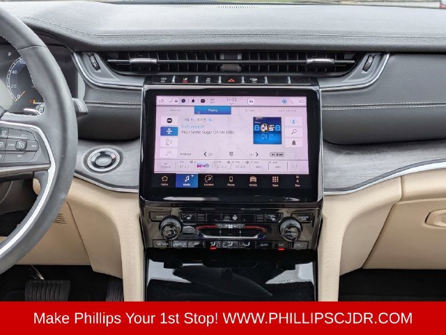 Used 2024 Jeep Grand Cherokee L Limited w/ Black Appearance Package AWD/4WD image 17