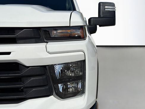 Used 2024 Chevrolet Silverado 2500 Custom w/ Custom Value Package image 9