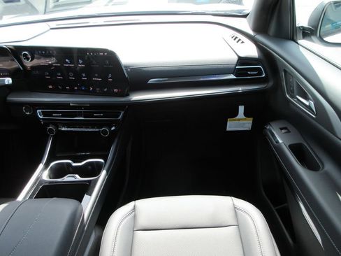 New 2026 Chevrolet Traverse LT w/ Sun and Wheel Package AWD/4WD image 17