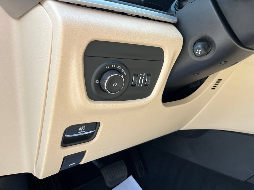 Used 2025 Jeep Grand Cherokee Limited w/ Luxury Tech Group II AWD/4WD image 8