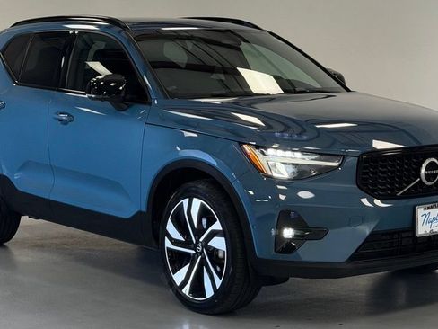 Used 2023 Volvo XC40 B5 Plus w/ Driver Assist Package AWD/4WD image 6