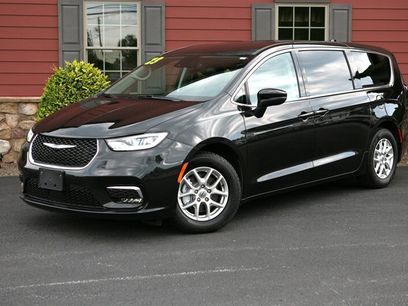 Used 2023 Chrysler Pacifica Touring-L