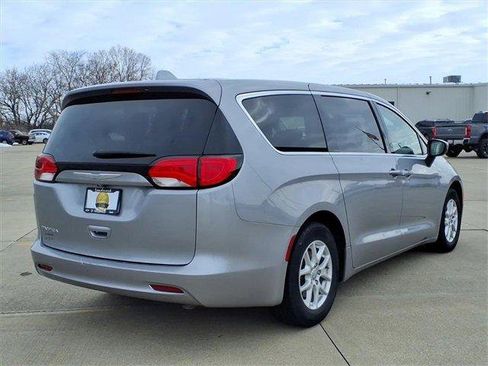 Used 2017 Chrysler Pacifica Touring image 4
