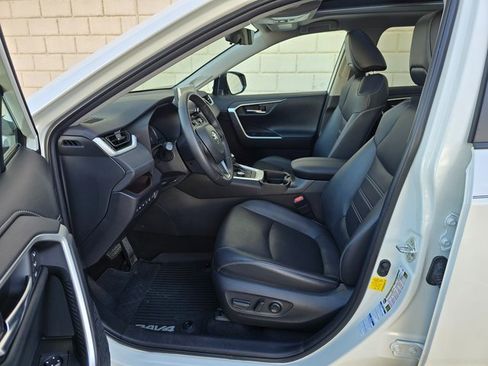 Used 2021 Toyota RAV4 Limited image 14