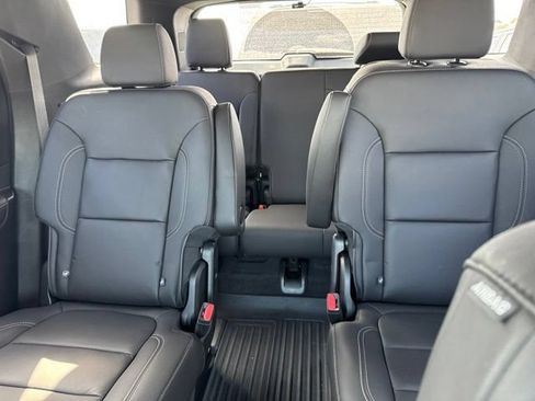 Used 2023 Chevrolet Traverse LT w/ Rear Camera Mirror Package FWD image 9