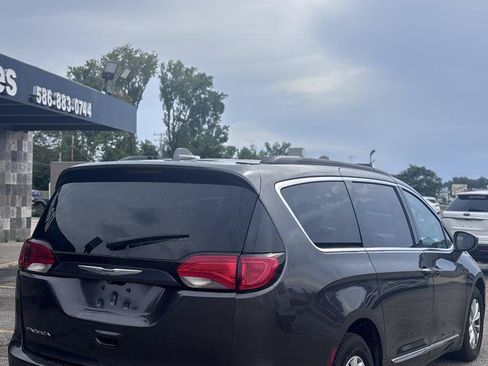 Used 2017 Chrysler Pacifica Touring-L FWD image 3