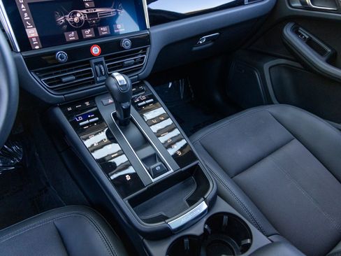 Certified 2025 Porsche Macan image 40
