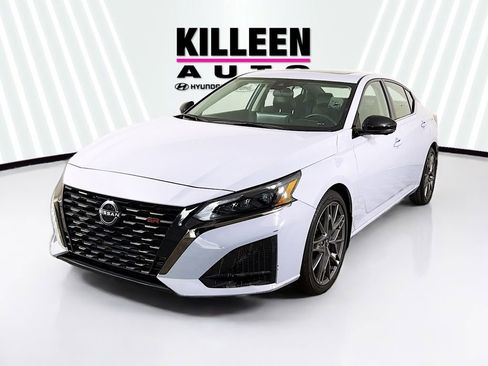 Used 2024 Nissan Altima 2.0 SR FWD image 3