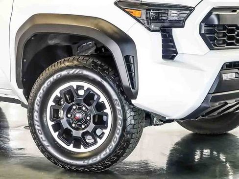 Used 2025 Toyota Tacoma TRD Off-Road AWD/4WD image 4
