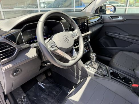 Used 2025 Volkswagen Taos SE AWD/4WD image 31