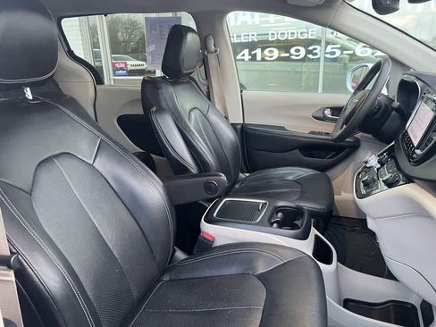 Used 2022 Chrysler Pacifica Touring-L FWD image 12