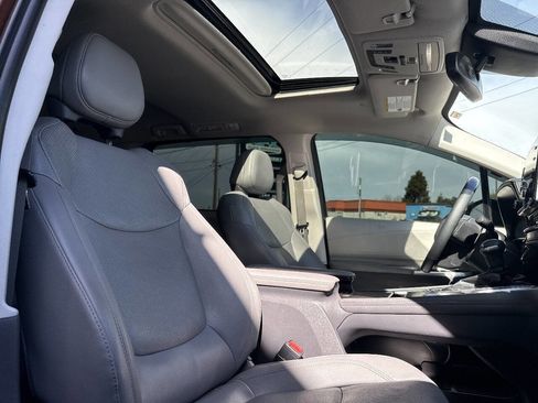 Used 2021 Toyota Sienna Limited image 19