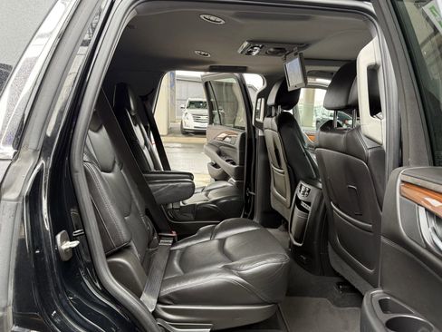 Used 2018 Cadillac Escalade Luxury AWD/4WD image 19