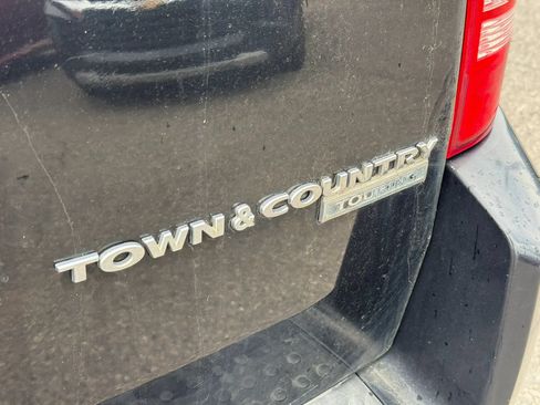 Used 2010 Chrysler Town & Country Touring FWD image 13