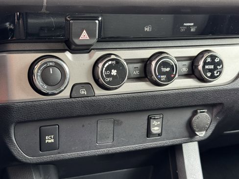 Used 2017 Toyota Tacoma SR5 w/ Tow Package image 11