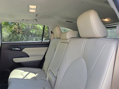 Certified 2022 Toyota Highlander XLE image 23
