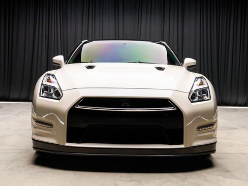 Used 2015 Nissan GT-R Premium image 17