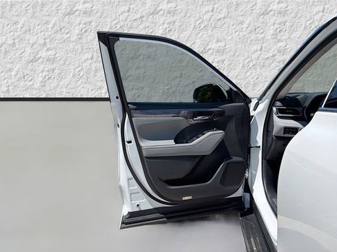 Used 2024 Toyota Highlander Limited image 23