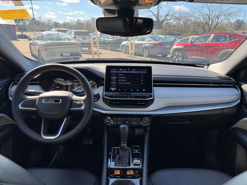 Used 2025 Jeep Compass Limited image 29