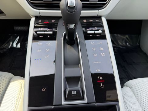 New 2026 Porsche Macan Turbo image 25