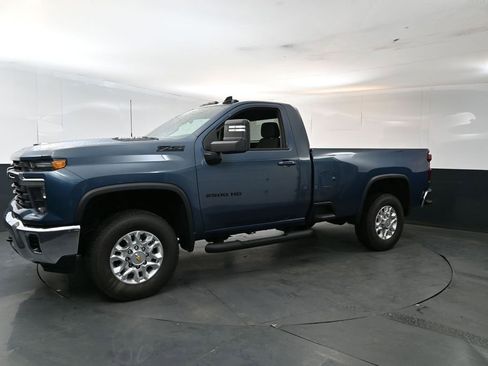 Used 2025 Chevrolet Silverado 2500 LT w/ Convenience Package AWD/4WD image 2