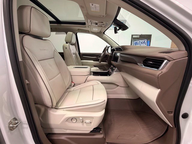 Used 2021 GMC Yukon Denali w/ Denali Premium Package AWD/4WD image 22