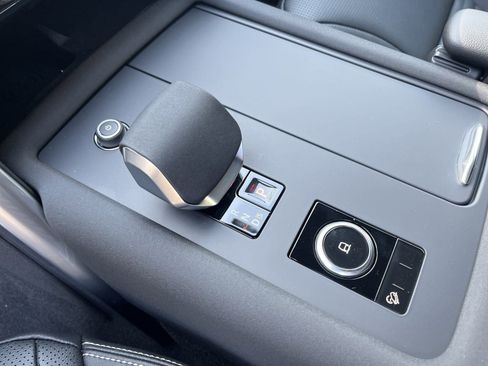 Used 2025 Land Rover Discovery S image 17