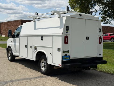 Used 2022 Chevrolet Express 3500 w/ Power Convenience Package RWD image 4