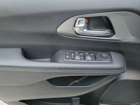 Used 2025 Chrysler Voyager LX FWD image 12
