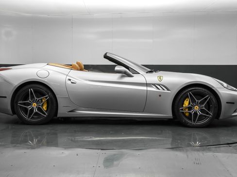 Used 2011 Ferrari California image 8