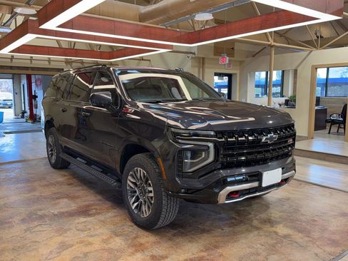 Used 2025 Chevrolet Suburban Z71 image 2