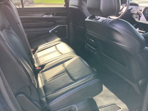 Used 2024 Jeep Wagoneer L Series II w/ Flexible Seating Group AWD/4WD image 18
