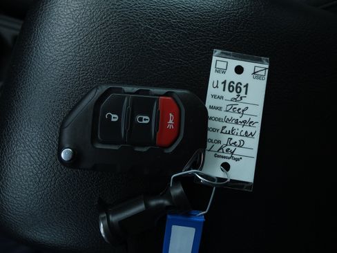 Used 2025 Jeep Wrangler Unlimited Rubicon AWD/4WD image 32